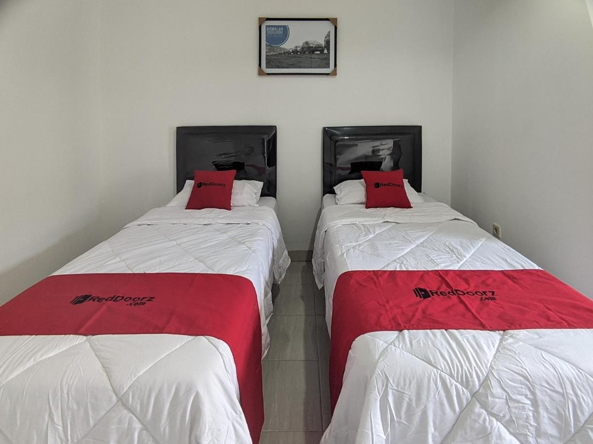 Hotel Reddoorz Syariah Near Jalan Caman Raya Bekasi Zewnętrze zdjęcie