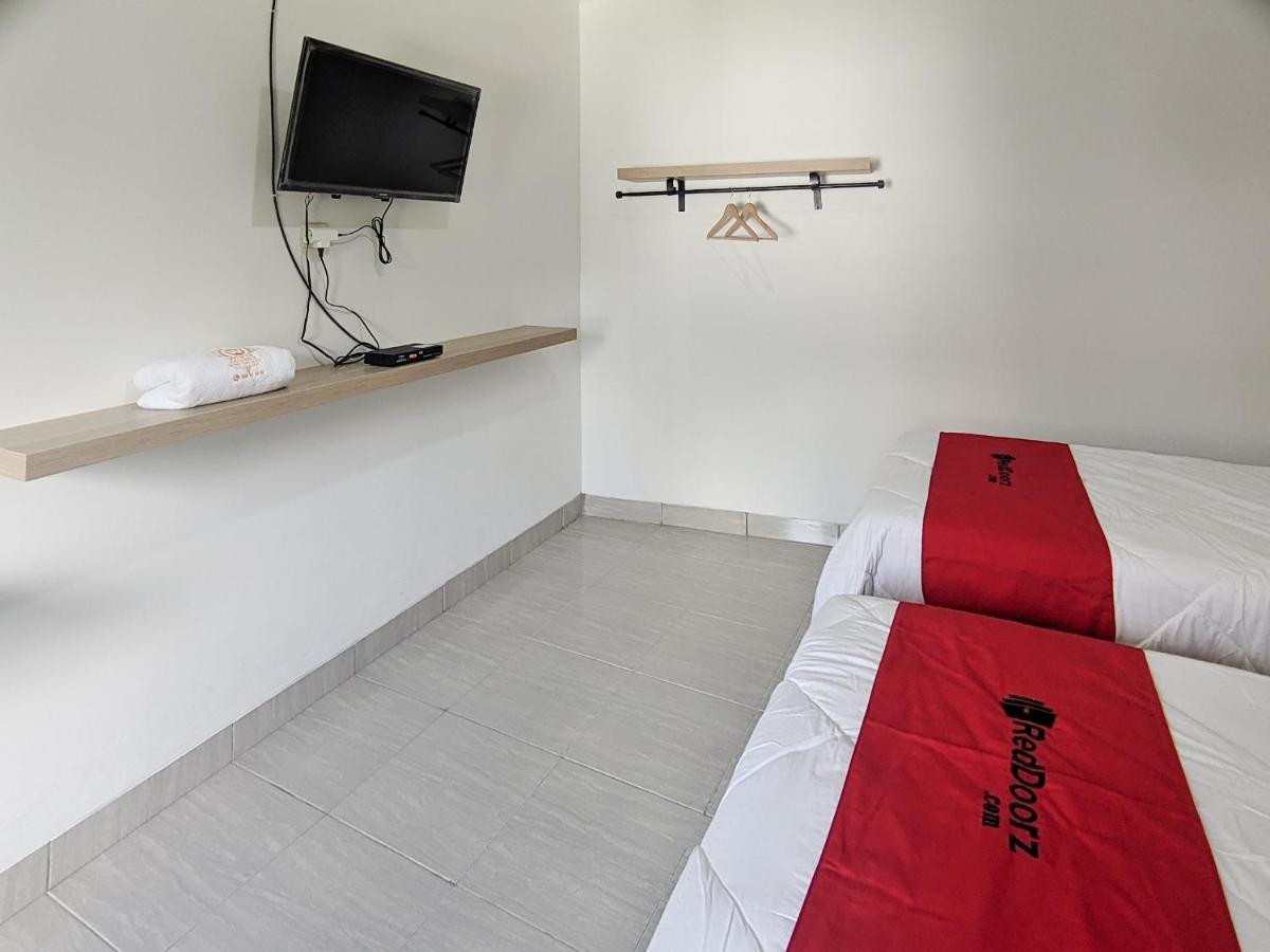 Hotel Reddoorz Syariah Near Jalan Caman Raya Bekasi Zewnętrze zdjęcie