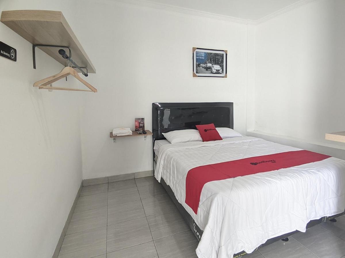 Hotel Reddoorz Syariah Near Jalan Caman Raya Bekasi Zewnętrze zdjęcie